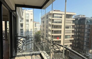 4+1 LUXURY APARTMENT FOR SALE IN CADDEBOSTAN WITH PARTIAL SEA VIEW